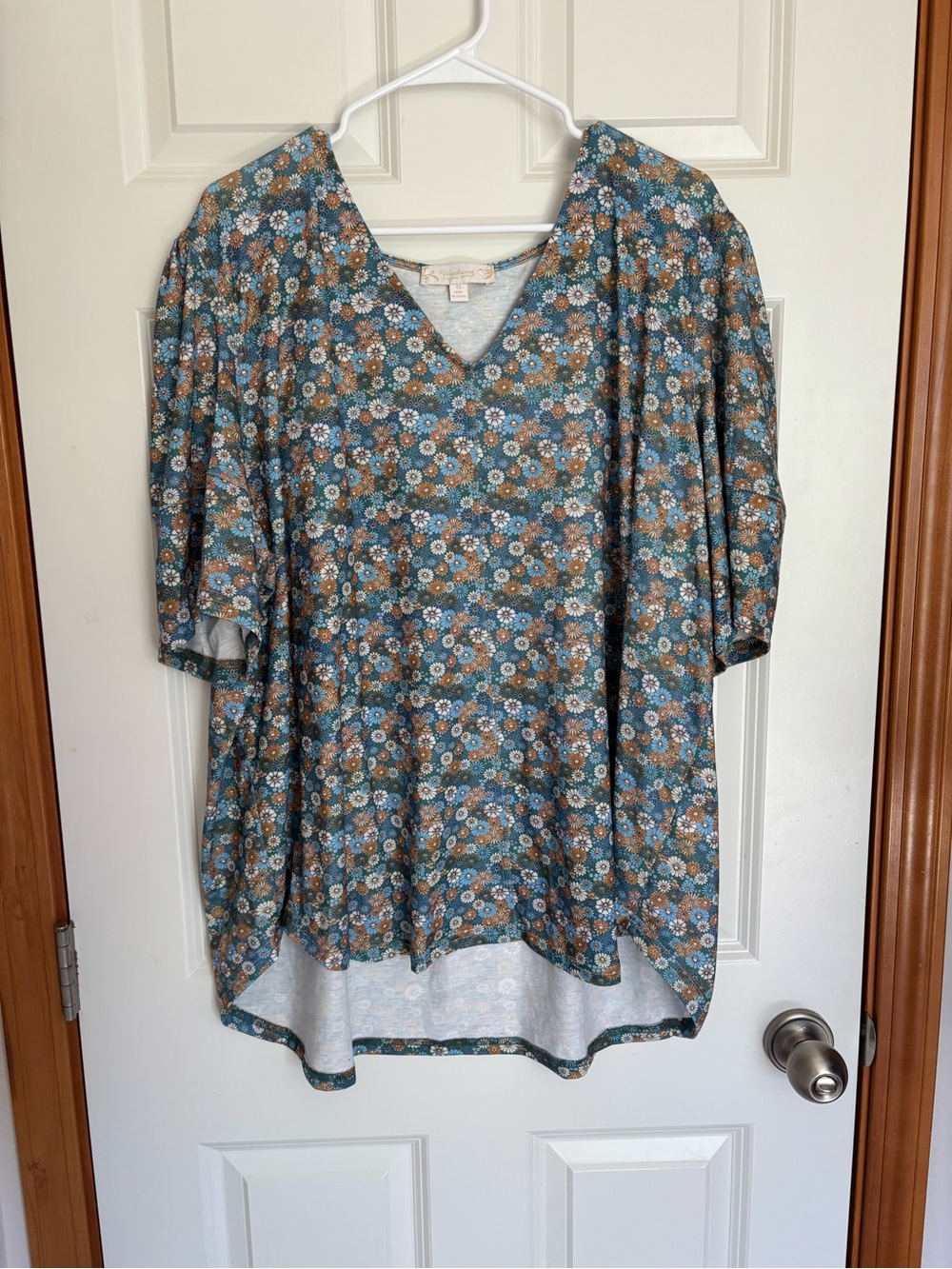 Suzanne Betro Blue Daisy Floral Casual Hi-Lo Top